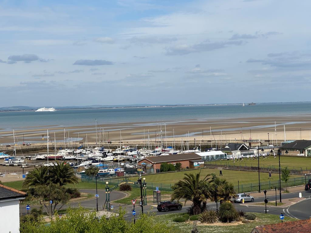 Lot: 103 - FLAT FOR INVESTMENT WITH PARKING AND SEA VIEWS - The Sea View From the Flat
